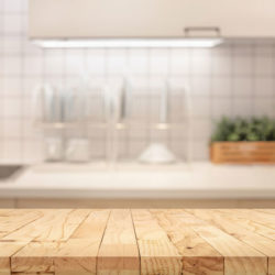 Limpiar una Tabla de Cortar en una Cocina Industrial