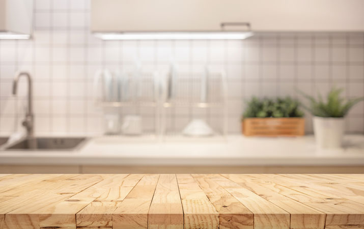 Limpiar una Tabla de Cortar en una Cocina Industrial