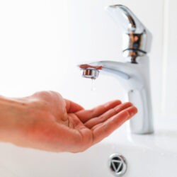 ¿Cómo Arreglar la Baja Presión del Agua en su Hogar?