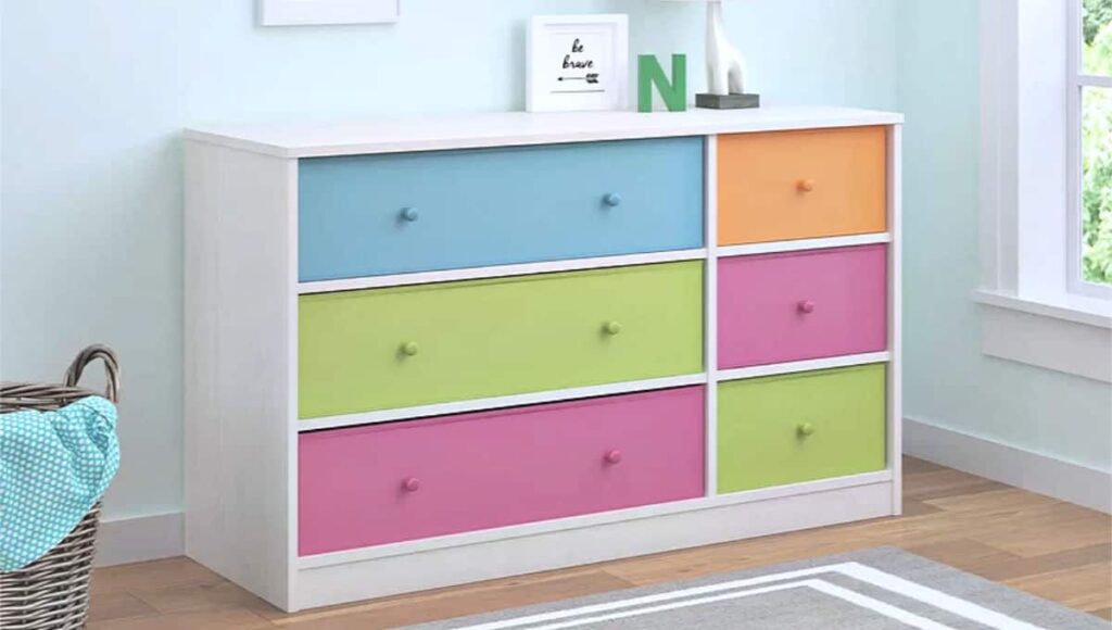 Empiece por tirar el contenido de la cómoda en la cama o en el suelo. Coge todo lo que pertenezca a otro lugar de la casa y déjalo a un lado en una caja para tratarlo al final de la misión de hoy